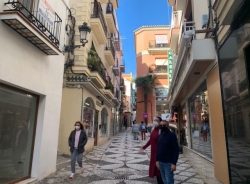 Almuñécar mejora la iluminación de varias calles del centro comercial sexitano
