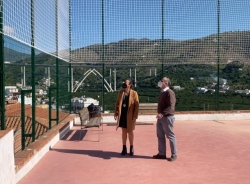 Almuñécar instala un nuevo vallado en las pistas deportivas del Colegio de Torrecuevas