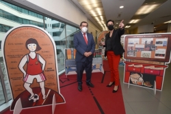 El presidente de la Diputación visita la exposición “En Femenino Mayúsculas”