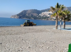 El Ayuntamiento sexitano pone a punto las playas de Almuñécar y La Herradura tras los temporales