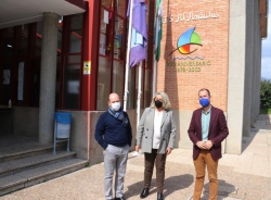 La Alcaldesa de Almuñécar visita el IES Al Ándalus para felicitarle por la concesión del Bachiller de Artes Escénicas y conocer la instalación que aco