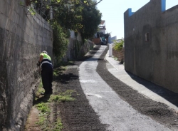 Almuñécar realiza una actuación urgente en la calle Bajada a Chinagorda para eliminar baches peligrosos
