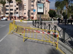 Una actuación de Aguas y Servicios en la calzada de la Carrera de la Concepción de Almuñécar evita un accidente