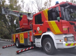 Bomberos de Almuñécar rescatan a un parapentista inglés que había caído sobre un eucalipto en Punta de la Mona