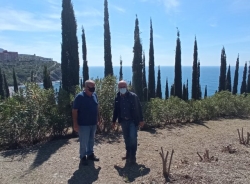 Almuñécar lleva a cabo las tareas de limpieza y puesta a punto del Parque Mediterráneo