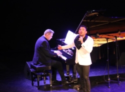 El cantante Antonio Cortés llenó de copla la Casa de la Cultura de Almuñécar