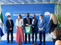 Las playas de Almuñécar y La Herradura reciben el mayor número de banderas azules de su historia