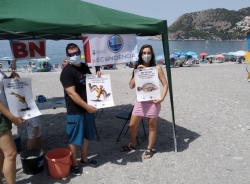 “Econciencia” comenzó en La Herradura con éxito la campaña contra las colillas en las playas sexitanas