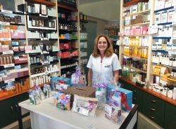 La Farmacia Margarita de Almuñécar celebra su 20 aniversario y recibe la felicitación de la concejala delegada de Salud