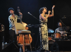 La cantante francesa Cyrille Aimée triunfó anoche en el Festival de Jazz en la Costa de Almuñécar