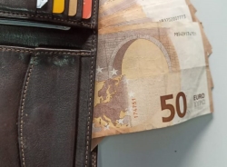 Dos jóvenes entregan a la Policía Local de Almuñécar una cartera con casi 600 euros, documentación y tarjetas de crédito