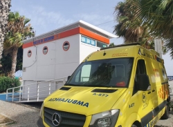 La ambulancia del Seguridad en Playas de Almuñécar y La Herradura realizó este sábado dos traslados al Centro de Salud sexitano