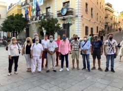 La Asociación Arte-Sur de Almuñécar inaugura una curiosa exposición de antenas parabólicas pintadas y vinilos en el espacio “La Galería”