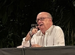 Álvaro Salvador ofreció una “impresionante y magistral” conferencia sobre Pablo Neruda en Almuñécar