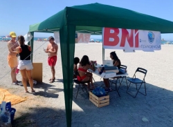 Una veintena de chicos y chicas participaron en los talleres contra las colillas de Econciencia en la playa Puerta del Mar de Almuñécar
