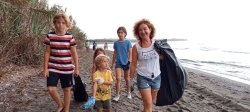 Medio centenar de personas recogen alrededor de 500 kg de basura en la III Gran Limpieza de Playas