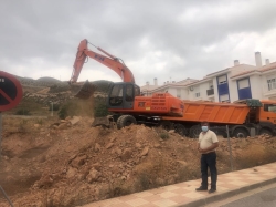 Celedonio Puga ha visitado la zona donde están acometiendo ya los primeros trabajos que se sitúan en el solar que hay junto a las viviendas de protecc