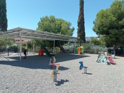 La construcción de una gran pérgola mejora las condiciones de las instalaciones del colegio “Cervantes” de Lobres
