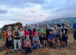 Una treintena de mayores de Almuñécar participan en la ruta de senderismo por la Vega y acueductos romanos