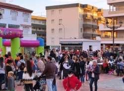 Más de medio millar de vecinos de La Herradura y visitantes degustaron chocolate y churros en la Merienda Solidaria Pro Cabalgata