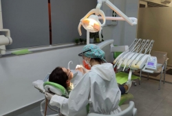 Más de 200 personas vulnerables han recibido asistencia odontológica gratuita gracias a un programa de la Diputación y la UGR