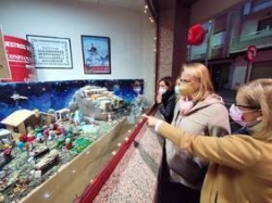 La decoración navideña de los escaparates exhibe el brillo de los comercios motrileños