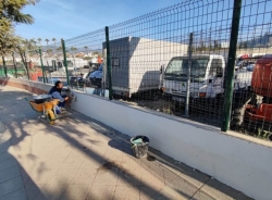 El Ayuntamiento de Almuñécar realiza el vallado para adecentamiento y ordenamiento de la parcela municipal junto al acceso P- 4 y Río Verde