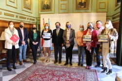 Generalli Seguros, Menfis Moda y Farmacia San Antonio obtuvieron el primer, segundo y tercer premio que han sido entregados hoy en el Ayuntamiento de