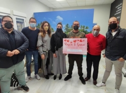 El almuñequero Esteban Ruiz ha conseguido el premio del viaje a París que ofrecía la campaña de San Valentín promovida por Asociación de Comercio Sexi