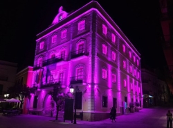 El Consistorio sexitano ilumina de morado el Ayuntamiento y la Puerta de Almuñécar con motivo del Día de la Mujer. 8 Marzo
