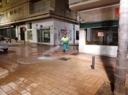 El Ayuntamiento de Motril inició un plan especial de limpieza por la calima desde la llegada de la borrasca