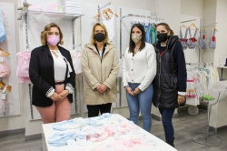 La alcaldesa visita la nueva tienda de moda infantil ‘Traviesos’