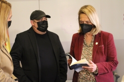 La alcaldesa de Motril recibe al poeta motrileño Nicolás Medina