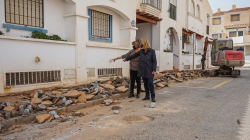 La ELA de Carchuna y Calahonda mejora el acerado y las zonas verdes de la urbanización ‘La Perla’