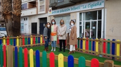 El centro infantil La Cigüeña estrena un nuevo patio para el disfrute de los más pequeños
