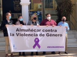 Almuñécar ha guardado este miércoles cinco minutos de silencio por las víctimas de Violencia de Género