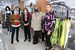 La alcaldesa visita el establecimiento de moda ‘La boutique de Martina’