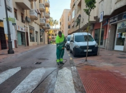 Almuñécar intensifica las tareas de retirada de la cera en la vía pública dejada por las procesiones de Semana Santa