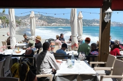 El puente de mayo ha dado un respiro a los negocios de playas de la Costa Tropical