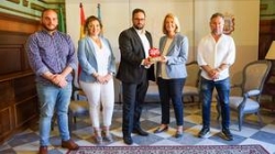 La alcaldesa de Motril recibe a Javier Rubiño, ganador del Premio AJE Granada a la mejor iniciativa empresarial