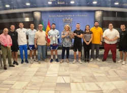 El Ayuntamiento de Almuñécar recibe al Almuñécar City tras conseguir el ascenso a la División de Honor