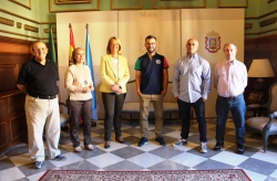 La alcaldesa recibe al preparador físico Juan Carlos Marín, destacando sus éxitos en la liga andorrana