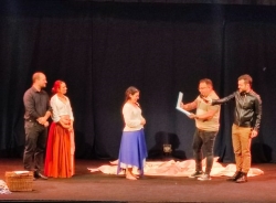 El auditorio del Centro Cívico de La Herradura se llenó de público para ver la obra teatral “Te quiero Lorquiana”. Retratos de Mujer