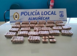 La Policía Local de Almuñécar acude a un accidente de tráfico entre una moto y un vehículo y halla una mochila con 12.8 kilos de droga que portaba el