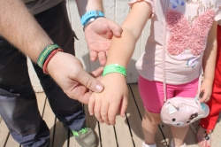 Este verano se volverán a repartir pulseras identificativas para facilitar la localización de los menores en las playas de la Villa