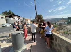 El alcalde de Almuñécar Juan José Ruiz Joya se ha reunido con los vecinos de Las Peñuelas afectados por los vertidos de tierra