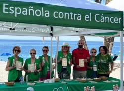 AECC de Almuñécar ha realizado este miércoles una campaña prevención solar en la playa de La Herradura
