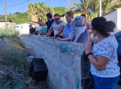 El alcalde de Almuñécar visita a los vecinos del barrio Las Peñuelas afectados por los vertidos de tierra para presentar la propuesta de acuerdo con l