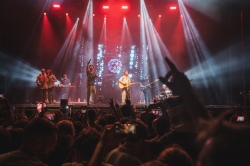 Taburete causa sensación con su concierto en Tropicalia Summer