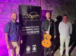 El guitarrista alemán Leonard Becker abrió anoche con éxito el V Festival Noches en el Castillo de La Herradura